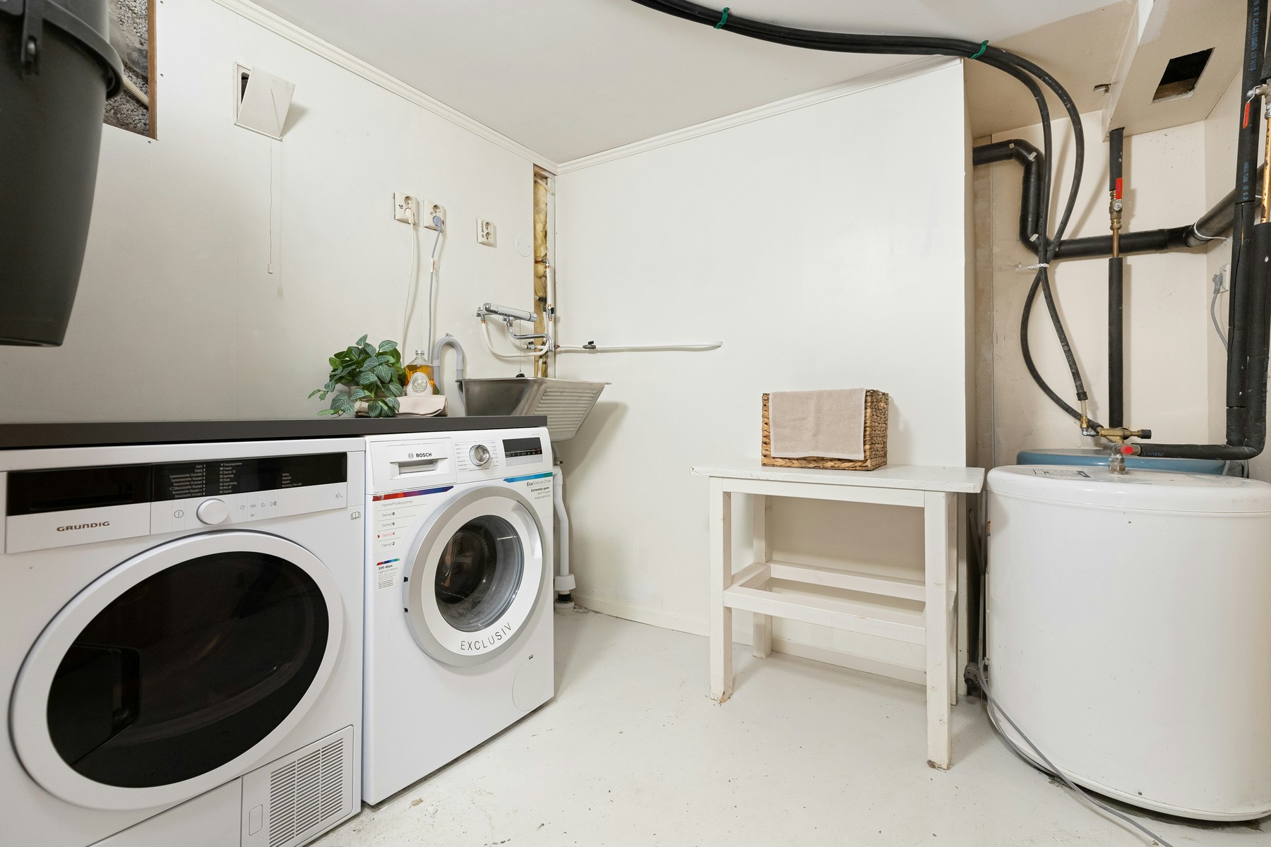 Waschmaschine in einer Wohnung wird geprüft