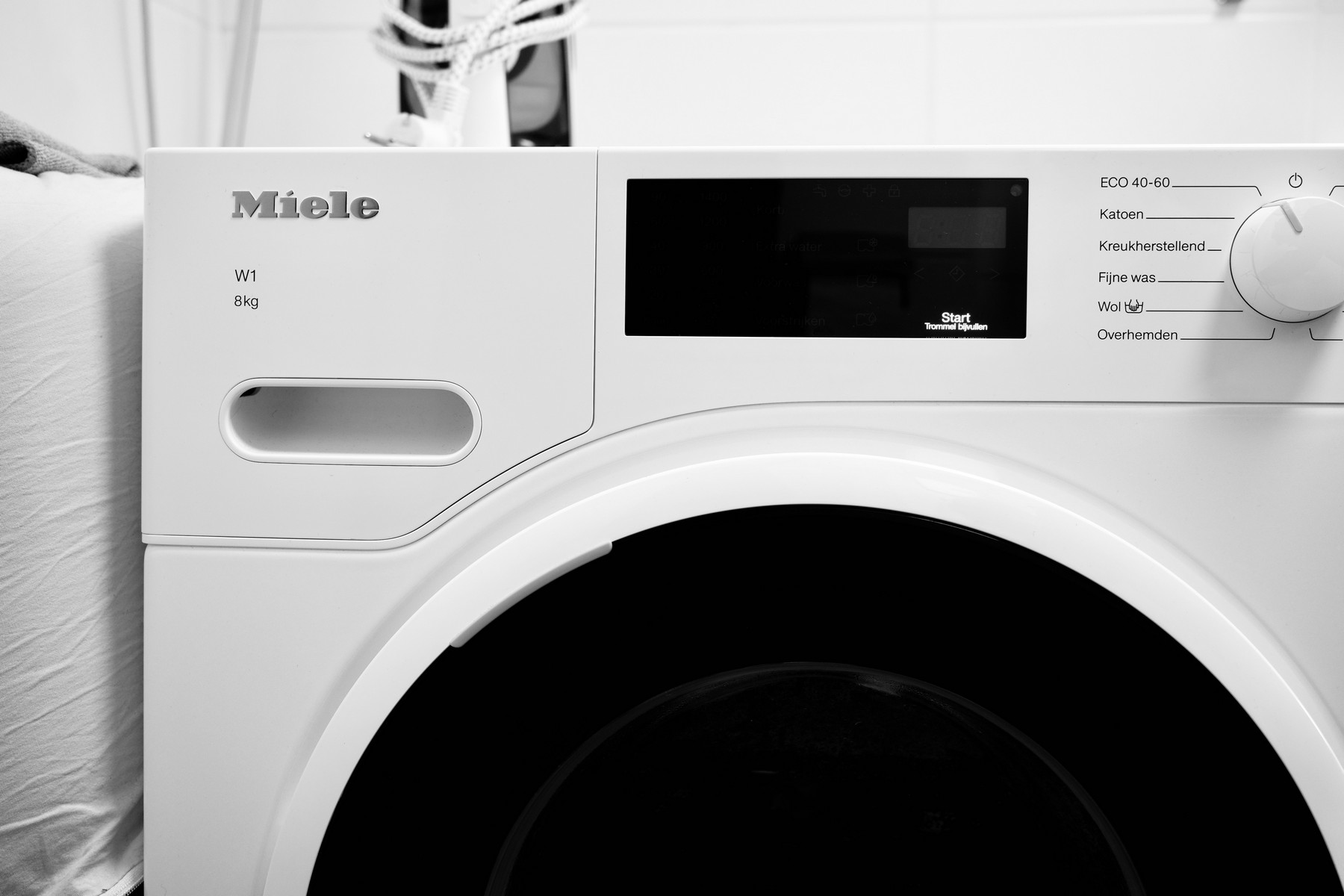 Waschmaschine wird in einer Küche installiert