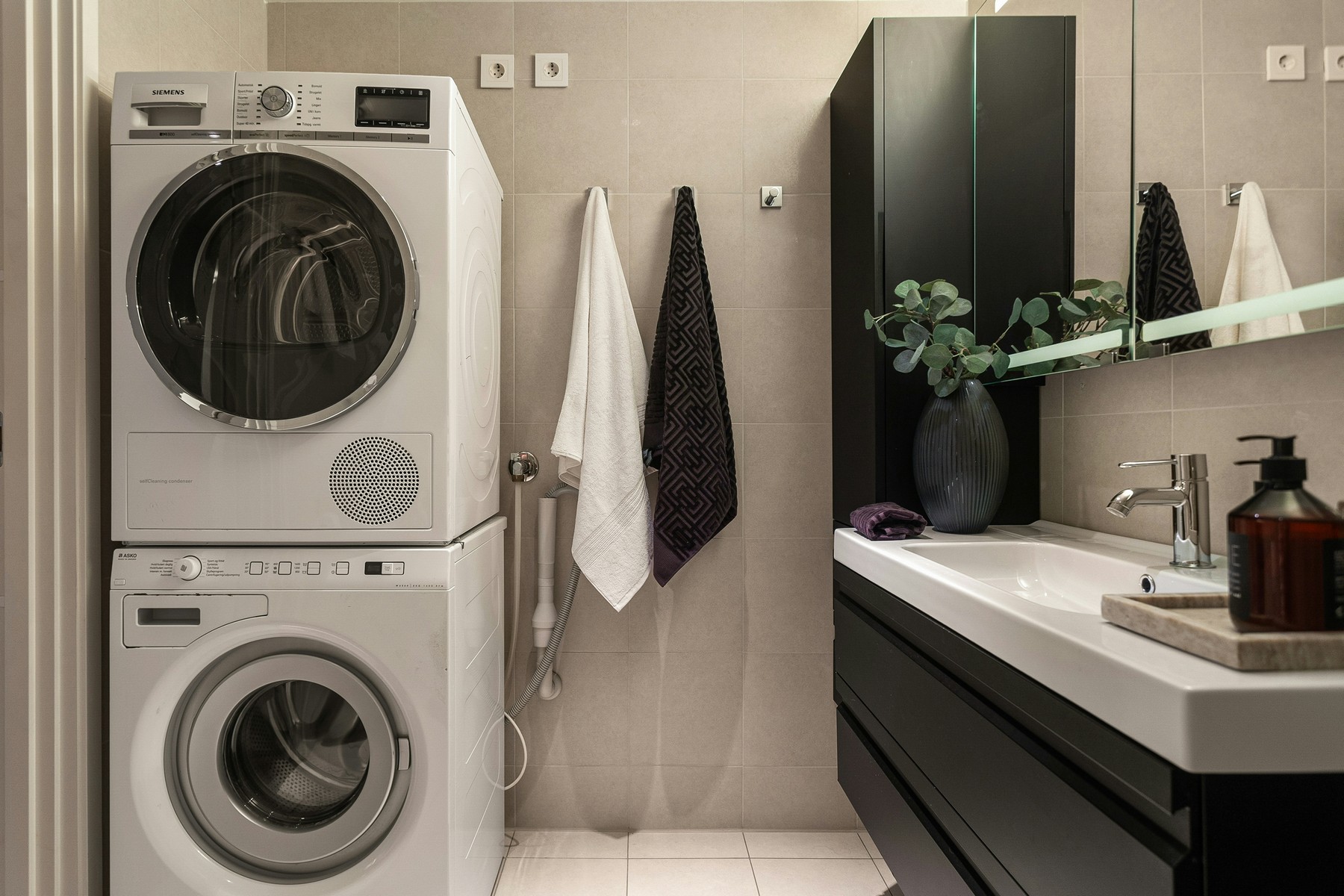 Waschmaschine in einem Badezimmer